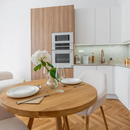아파트 In The Clouds Letna - Luxury With Romantic Balconies In Quiet Centre Of *