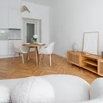 Daire In The Clouds Letna - Luxury With Romantic Balconies In Quiet Centre Of *